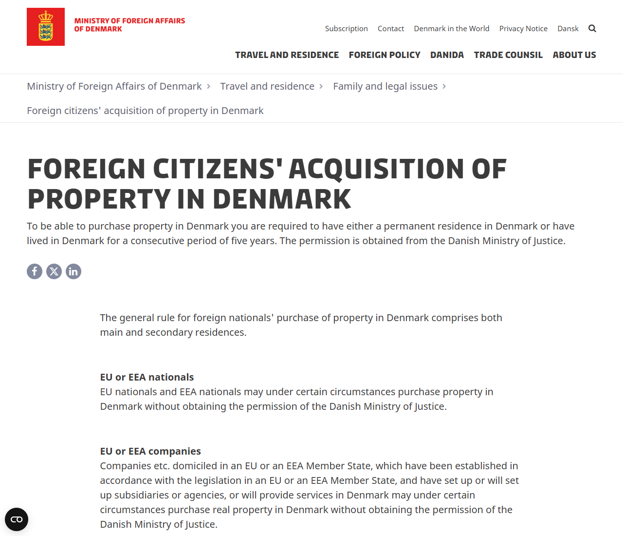 デンマーク外務省の英語ページの画面。デンマークで不動産を購入するには、デンマークに永住しているか、連続5年間デンマークに居住していることが必要で、許可はデンマーク法務省から得ると書かれ、EU・EEA国籍者とEU・EEA法人についての例外が続いている