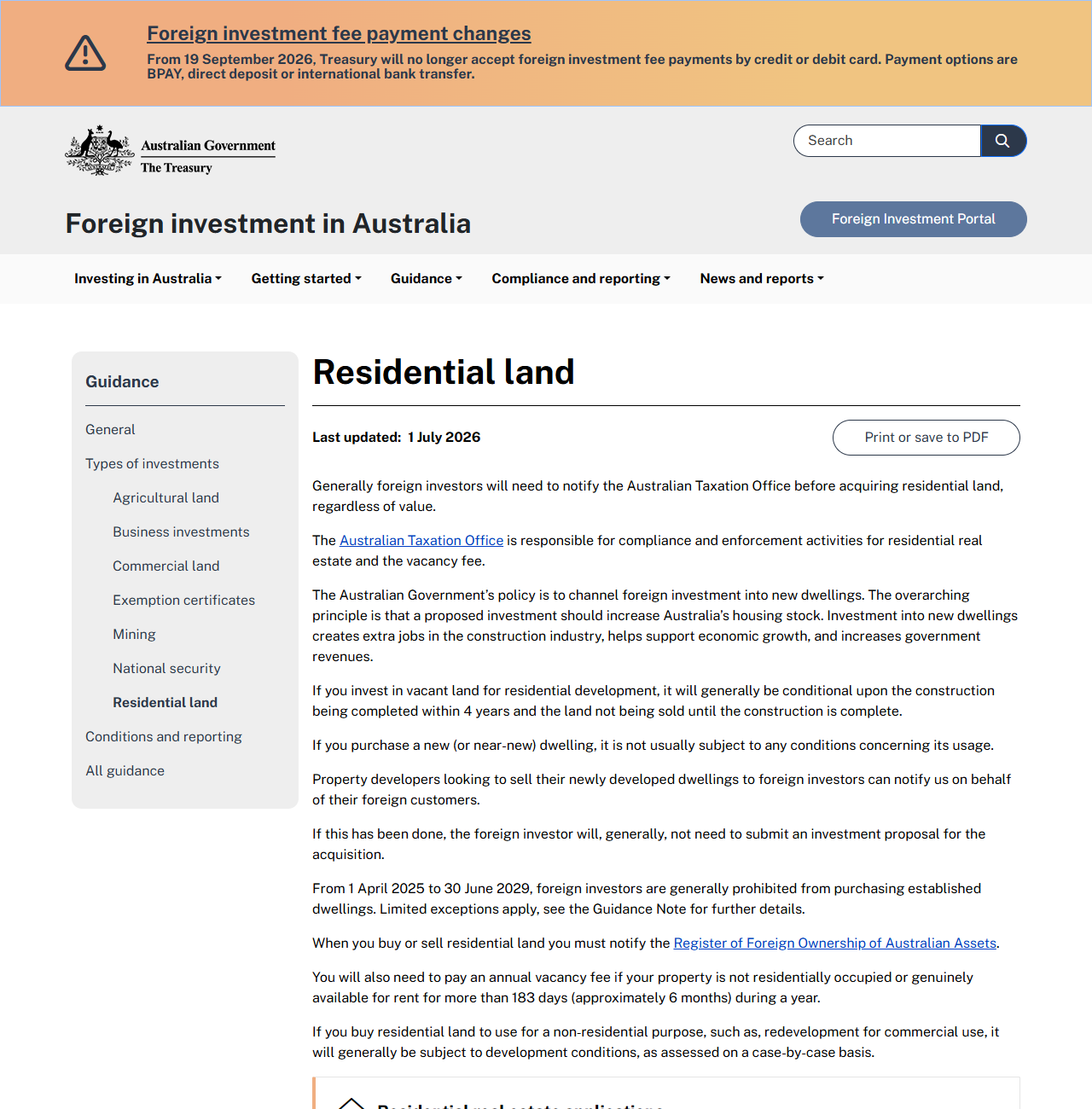 オーストラリア財務省の対内投資サイトの住宅用地ガイダンスの画面。金額にかかわらず税務局への届出が必要なこと、2025年4月1日から2029年6月30日まで既存住宅の購入が原則禁止であることが英語で書かれている