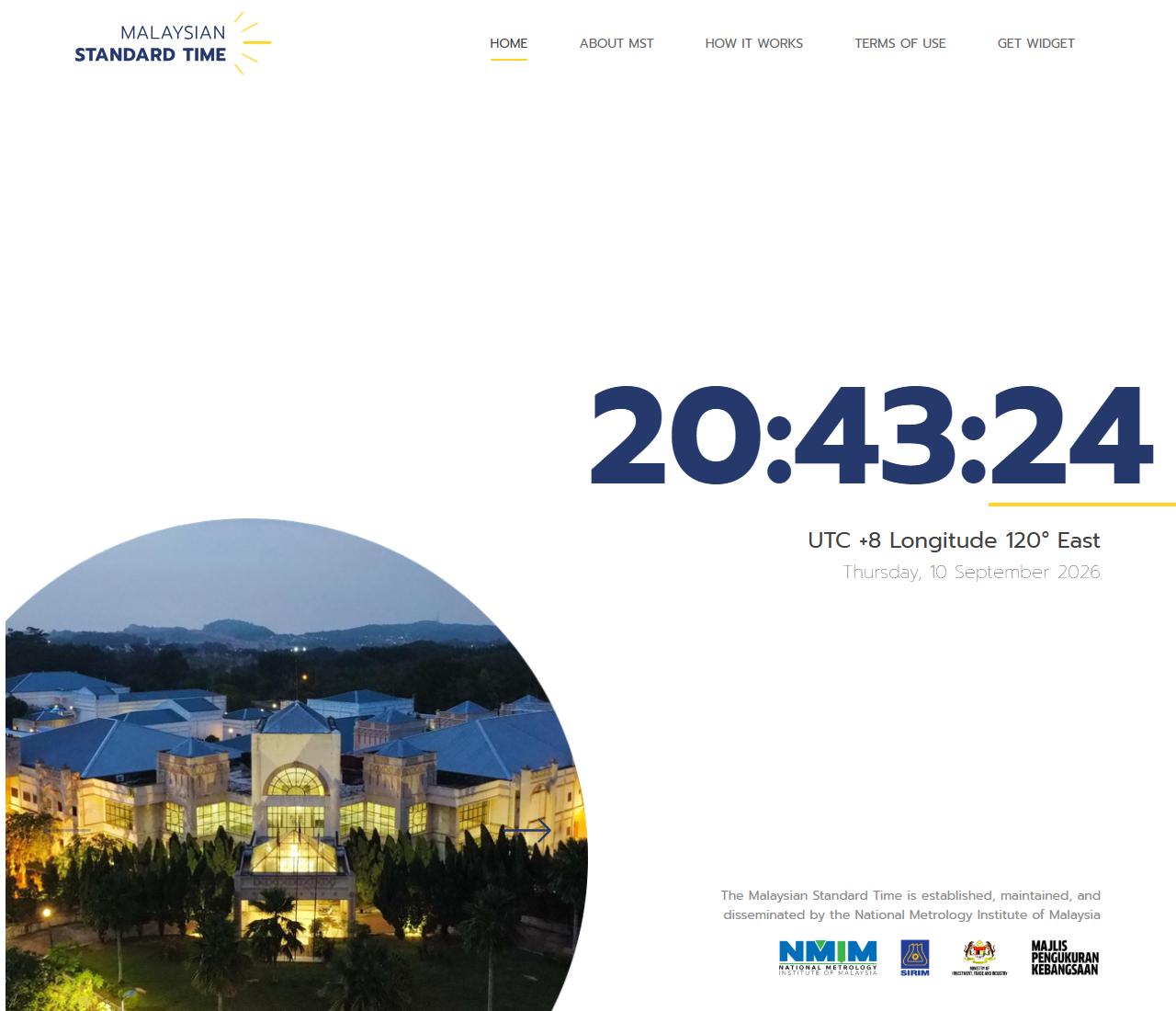 マレーシア標準時の公式サイトの画面。大きな時計の下にUTC +8 Longitude 120° Eastと表示されている