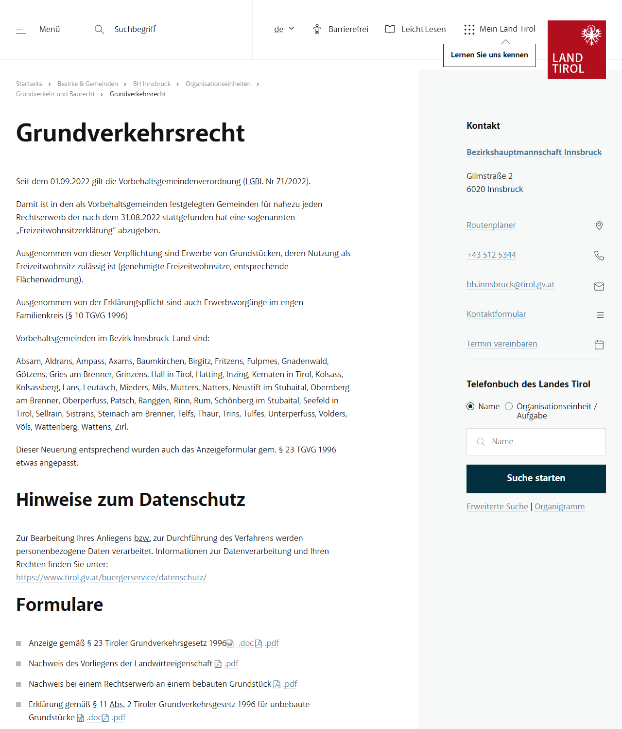 ティロル州の公式ページ。Grundverkehrsrecht という見出しの下に、2022年9月1日から留保市町村条例が適用されること、留保市町村ではほぼすべての権利取得について余暇用住居の宣言が必要なこと、イン スブルック郡の留保市町村名の一覧が並んでいる